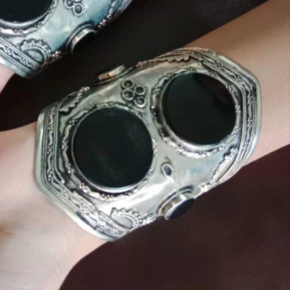 Single Afghan Black Stone Cuff Bracelet Set: Vintage Silver-Tone Boho Jewelry - Picture 10 of 15